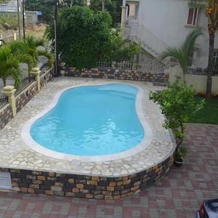 Rs Villas - Three Bedrooms Share Apartment With Private Room And Free Wifi And 100Mts To The Beach And Ac And 100Mts To Bus Stop And Pool Flic-en-Flacq Eksteriør billede