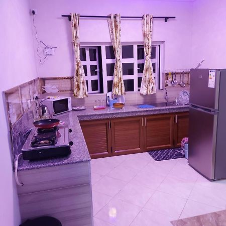 Rs Villas - Three Bedrooms Share Apartment With Private Room And Free Wifi And 100Mts To The Beach And Ac And 100Mts To Bus Stop And Pool Flic-en-Flacq Eksteriør billede