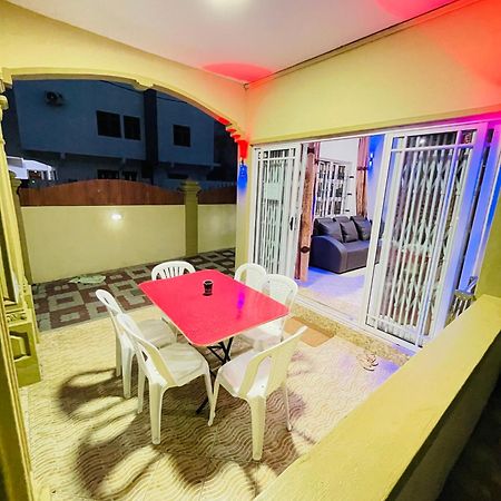 Rs Villas - Three Bedrooms Share Apartment With Private Room And Free Wifi And 100Mts To The Beach And Ac And 100Mts To Bus Stop And Pool Flic-en-Flacq Eksteriør billede