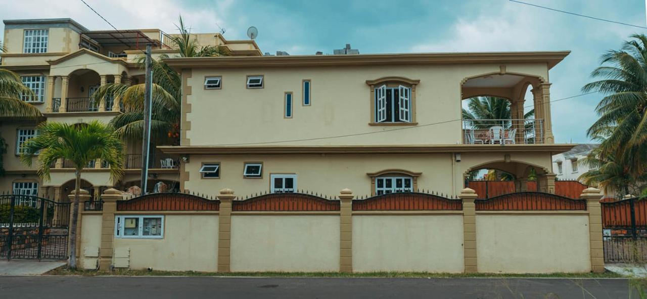 Rs Villas - Three Bedrooms Share Apartment With Private Room And Free Wifi And 100Mts To The Beach And Ac And 100Mts To Bus Stop And Pool Flic-en-Flacq Eksteriør billede