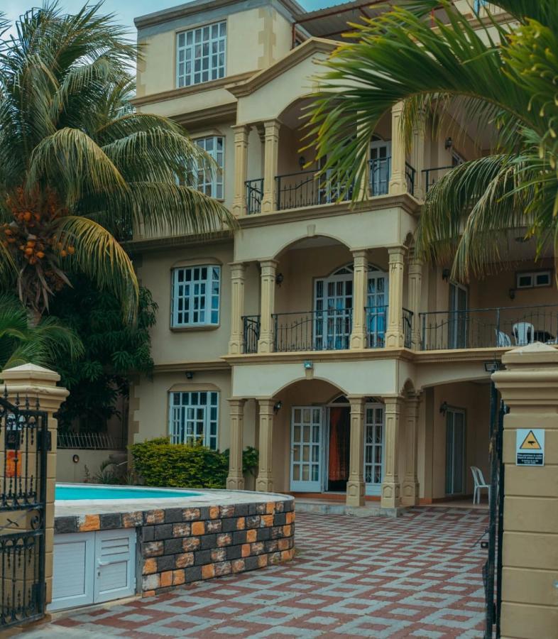 Rs Villas - Three Bedrooms Share Apartment With Private Room And Free Wifi And 100Mts To The Beach And Ac And 100Mts To Bus Stop And Pool Flic-en-Flacq Eksteriør billede