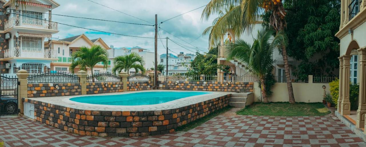 Rs Villas - Three Bedrooms Share Apartment With Private Room And Free Wifi And 100Mts To The Beach And Ac And 100Mts To Bus Stop And Pool Flic-en-Flacq Eksteriør billede