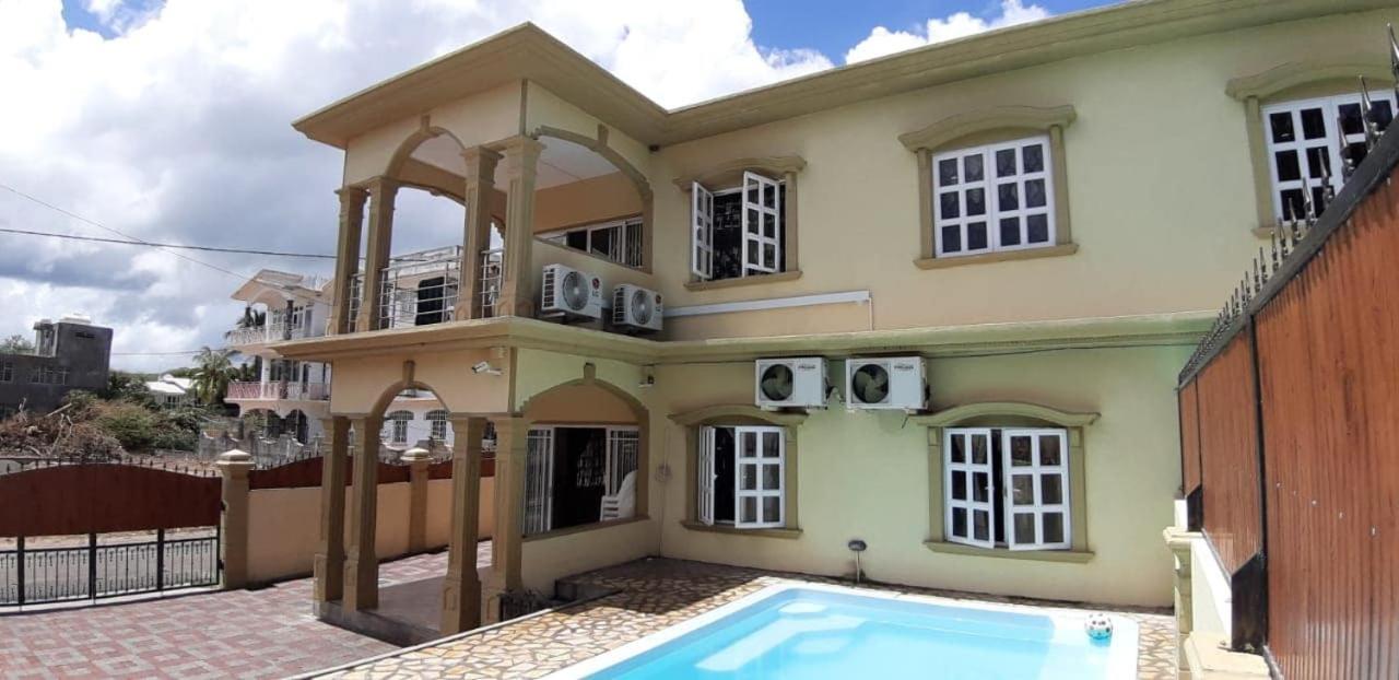 Rs Villas - Three Bedrooms Share Apartment With Private Room And Free Wifi And 100Mts To The Beach And Ac And 100Mts To Bus Stop And Pool Flic-en-Flacq Eksteriør billede