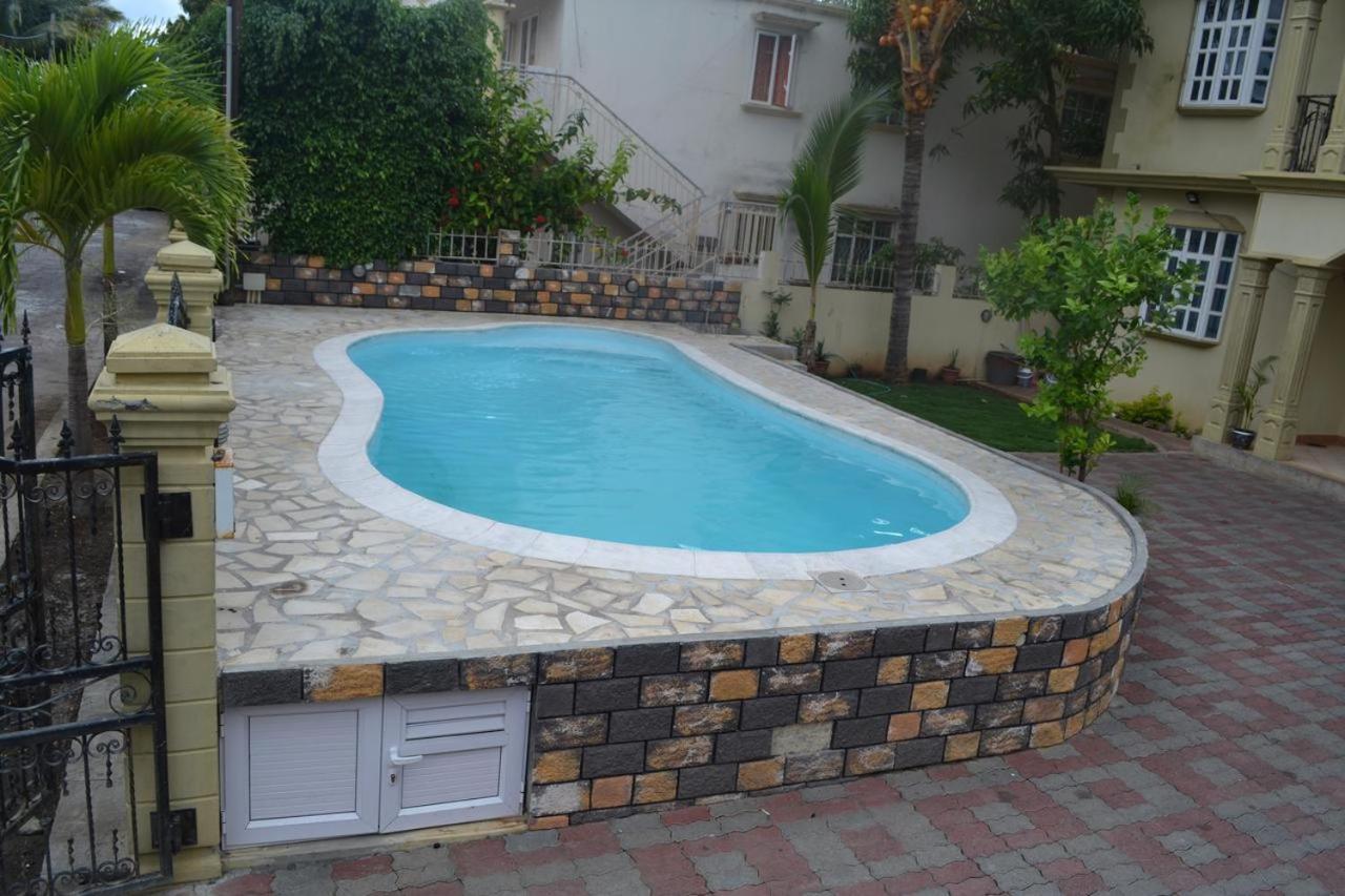 Rs Villas - Three Bedrooms Share Apartment With Private Room And Free Wifi And 100Mts To The Beach And Ac And 100Mts To Bus Stop And Pool Flic-en-Flacq Eksteriør billede