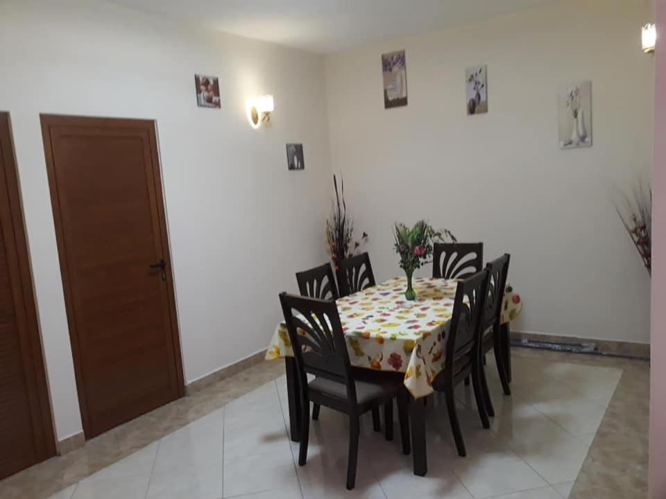 Rs Villas - Three Bedrooms Share Apartment With Private Room And Free Wifi And 100Mts To The Beach And Ac And 100Mts To Bus Stop And Pool Flic-en-Flacq Eksteriør billede