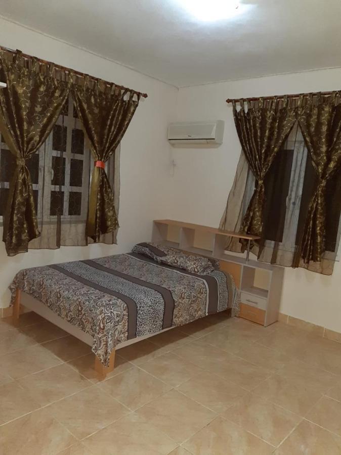 Rs Villas - Three Bedrooms Share Apartment With Private Room And Free Wifi And 100Mts To The Beach And Ac And 100Mts To Bus Stop And Pool Flic-en-Flacq Eksteriør billede