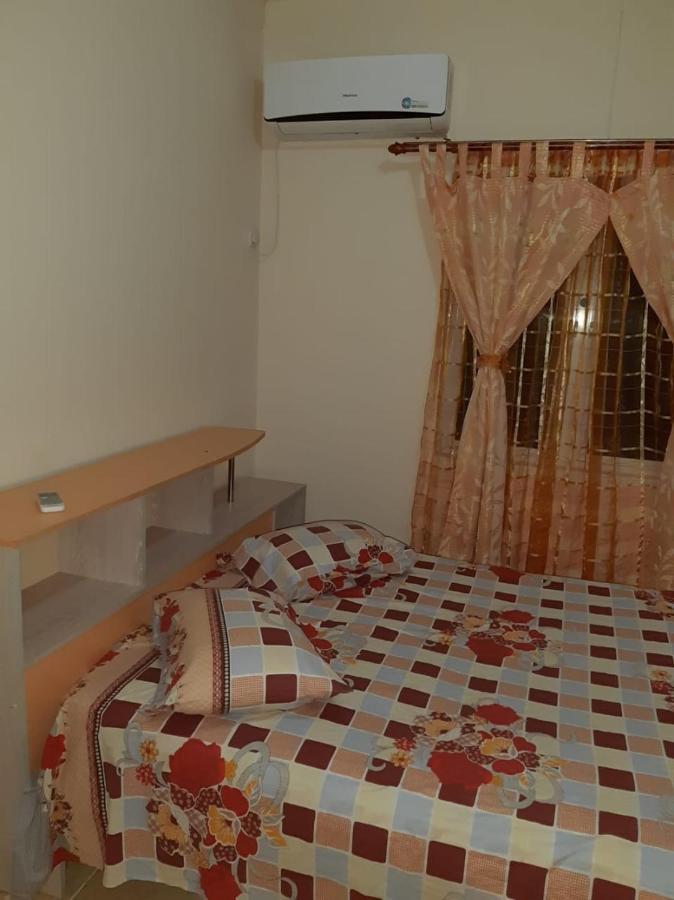 Rs Villas - Three Bedrooms Share Apartment With Private Room And Free Wifi And 100Mts To The Beach And Ac And 100Mts To Bus Stop And Pool Flic-en-Flacq Eksteriør billede