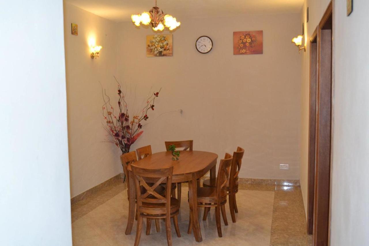 Rs Villas - Three Bedrooms Share Apartment With Private Room And Free Wifi And 100Mts To The Beach And Ac And 100Mts To Bus Stop And Pool Flic-en-Flacq Eksteriør billede