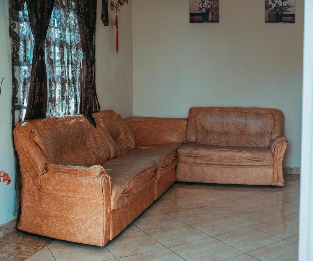 Rs Villas - Three Bedrooms Share Apartment With Private Room And Free Wifi And 100Mts To The Beach And Ac And 100Mts To Bus Stop And Pool Flic-en-Flacq Eksteriør billede