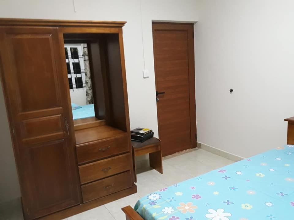 Rs Villas - Three Bedrooms Share Apartment With Private Room And Free Wifi And 100Mts To The Beach And Ac And 100Mts To Bus Stop And Pool Flic-en-Flacq Eksteriør billede