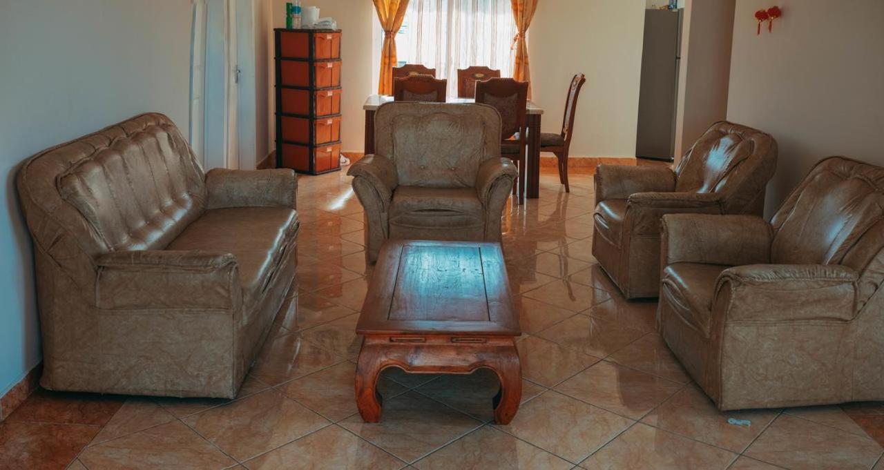 Rs Villas - Three Bedrooms Share Apartment With Private Room And Free Wifi And 100Mts To The Beach And Ac And 100Mts To Bus Stop And Pool Flic-en-Flacq Eksteriør billede