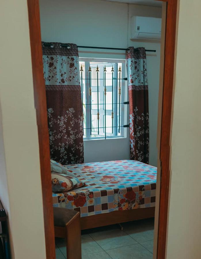 Rs Villas - Three Bedrooms Share Apartment With Private Room And Free Wifi And 100Mts To The Beach And Ac And 100Mts To Bus Stop And Pool Flic-en-Flacq Eksteriør billede