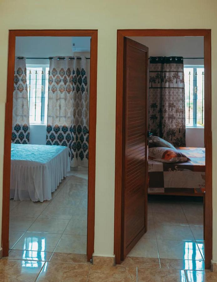 Rs Villas - Three Bedrooms Share Apartment With Private Room And Free Wifi And 100Mts To The Beach And Ac And 100Mts To Bus Stop And Pool Flic-en-Flacq Eksteriør billede