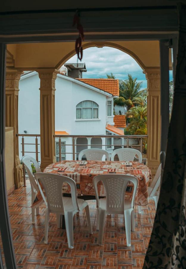 Rs Villas - Three Bedrooms Share Apartment With Private Room And Free Wifi And 100Mts To The Beach And Ac And 100Mts To Bus Stop And Pool Flic-en-Flacq Eksteriør billede