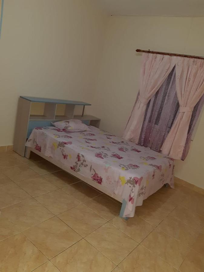 Rs Villas - Three Bedrooms Share Apartment With Private Room And Free Wifi And 100Mts To The Beach And Ac And 100Mts To Bus Stop And Pool Flic-en-Flacq Eksteriør billede