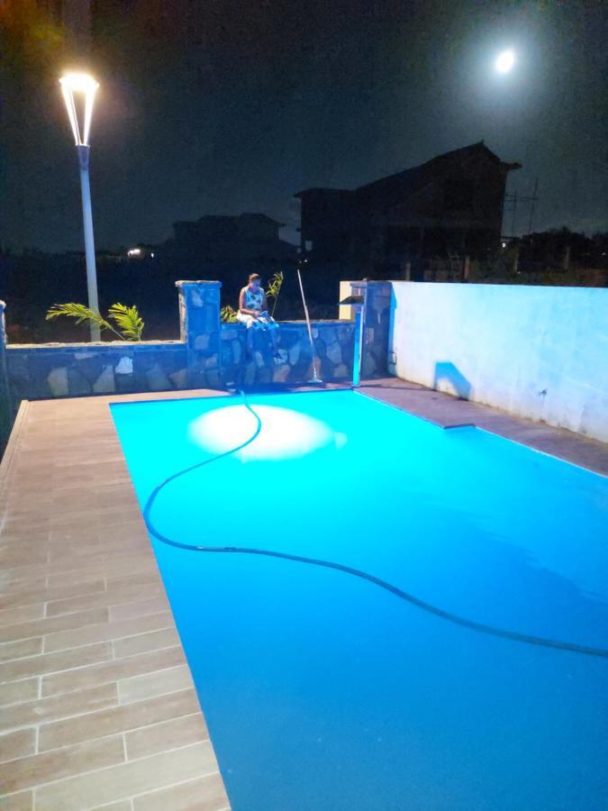 Rs Villas - Three Bedrooms Share Apartment With Private Room And Free Wifi And 100Mts To The Beach And Ac And 100Mts To Bus Stop And Pool Flic-en-Flacq Eksteriør billede