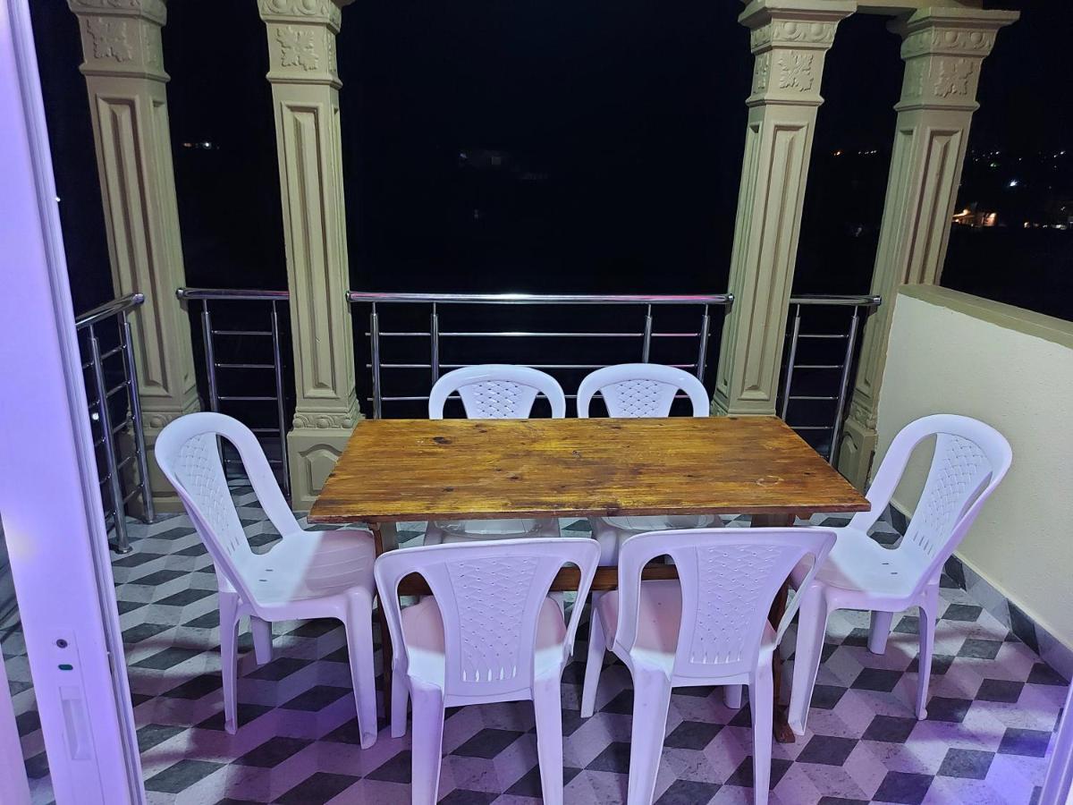 Rs Villas - Three Bedrooms Share Apartment With Private Room And Free Wifi And 100Mts To The Beach And Ac And 100Mts To Bus Stop And Pool Flic-en-Flacq Eksteriør billede