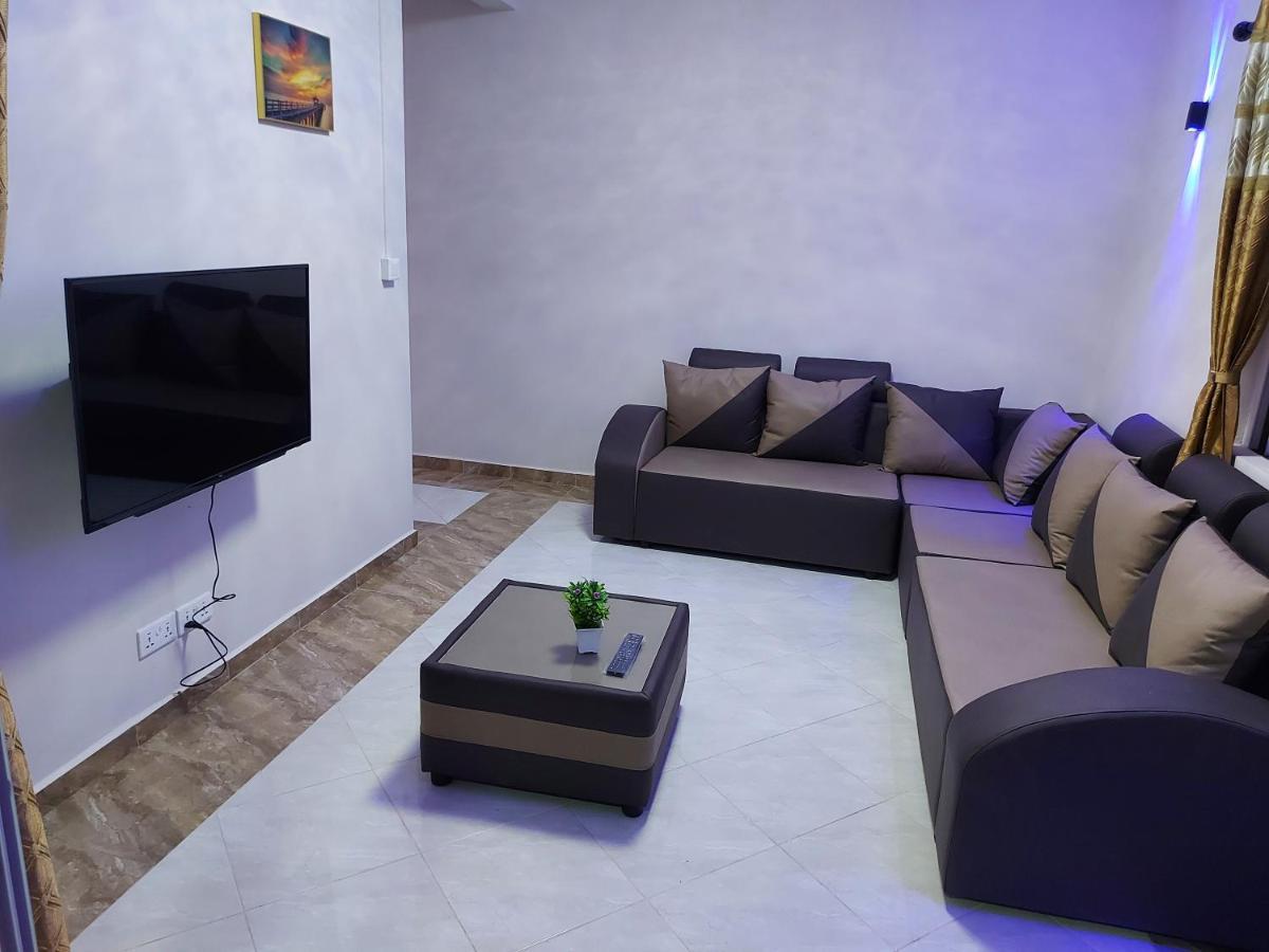 Rs Villas - Three Bedrooms Share Apartment With Private Room And Free Wifi And 100Mts To The Beach And Ac And 100Mts To Bus Stop And Pool Flic-en-Flacq Eksteriør billede