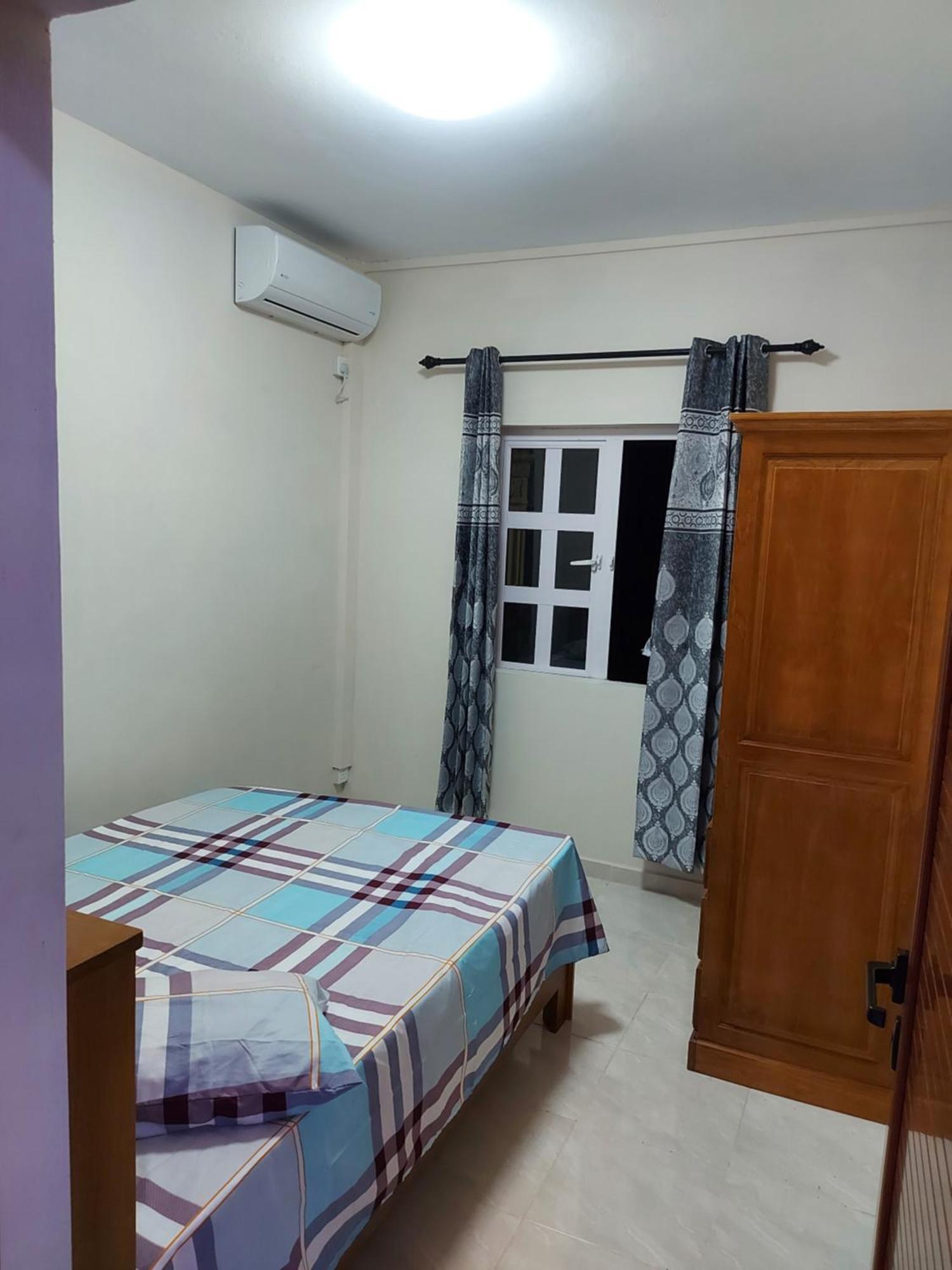 Rs Villas - Three Bedrooms Share Apartment With Private Room And Free Wifi And 100Mts To The Beach And Ac And 100Mts To Bus Stop And Pool Flic-en-Flacq Eksteriør billede
