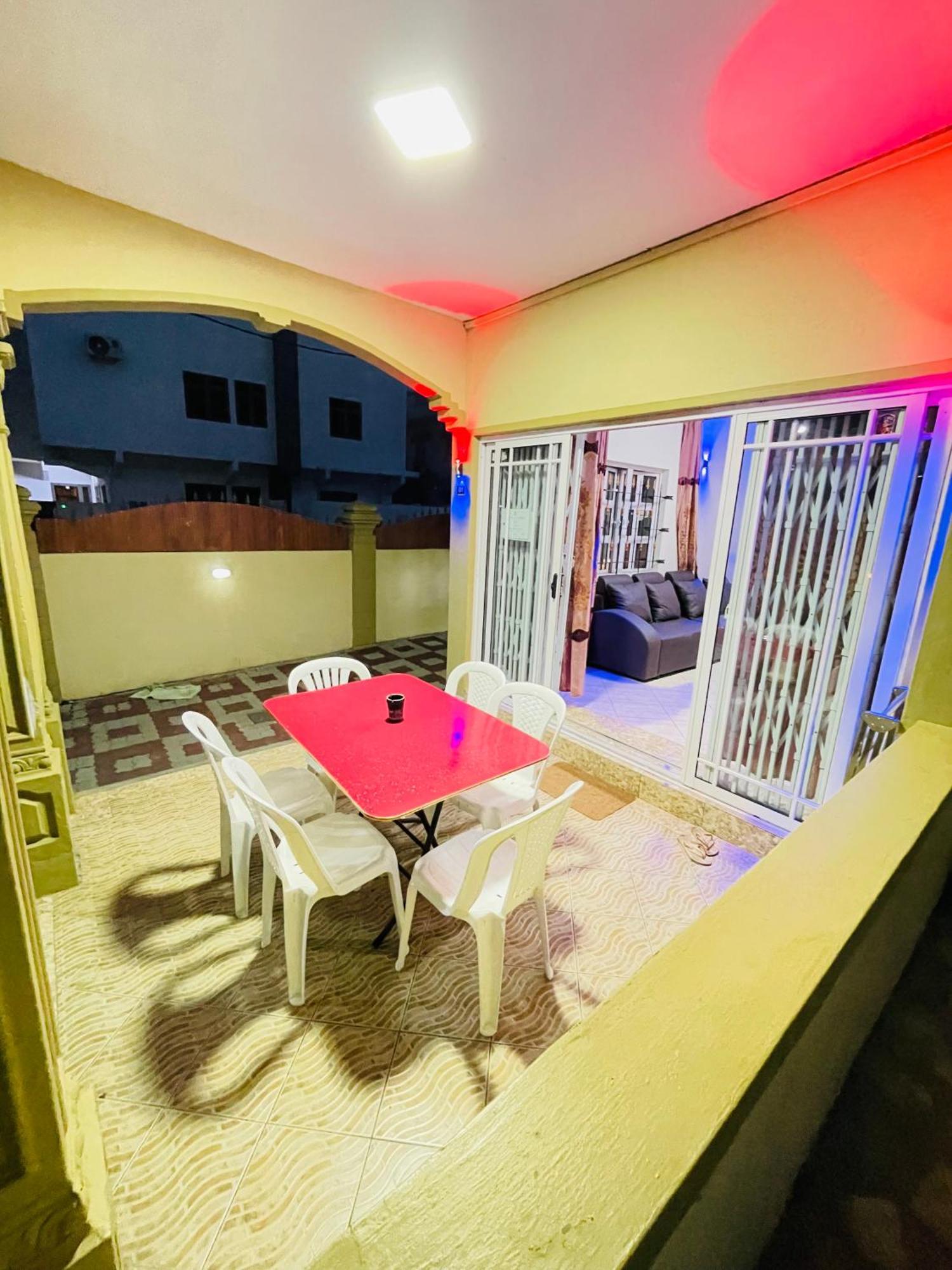 Rs Villas - Three Bedrooms Share Apartment With Private Room And Free Wifi And 100Mts To The Beach And Ac And 100Mts To Bus Stop And Pool Flic-en-Flacq Eksteriør billede